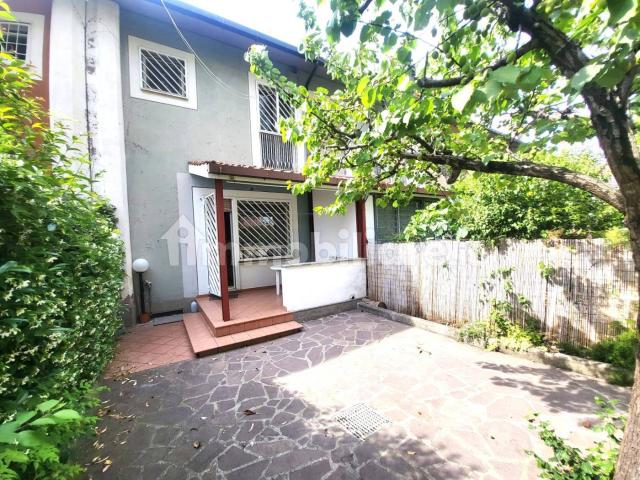 Villa a schiera via Ferecrate, Casal Palocco, Roma