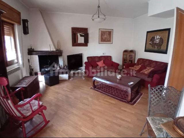 Villa a schiera via Tirso 27, Campo Ascolano Villaggio Tognazzi, Pomezia