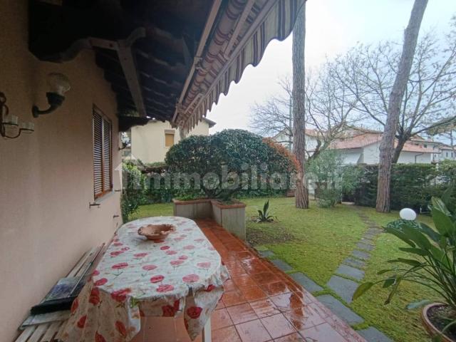 Villa a schiera via Vittorio Veneto, Marina di Massa Centro, Massa