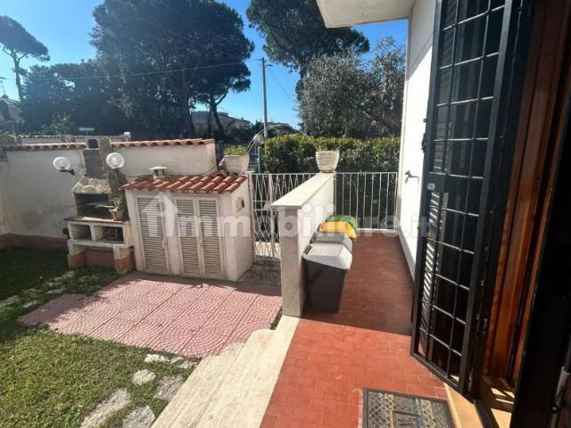 Villa a schiera viale degli Eucalipti, Villaggio Giornalisti Poggio, Anzio