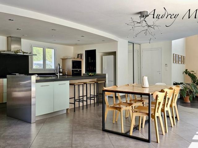 Villa à vendre à Serrières en Chautagne avec piscine, à 50 min de Genève et d'Annecy, 35 min d'Aix Les Bains et 15 min du Lac du Bourget