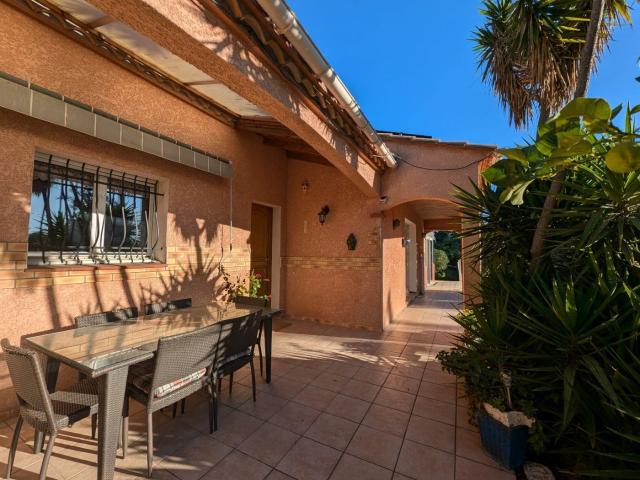 Villa à vendre avec piscine et jardin sur une parcelle de 2. 125m² Villeneuve De La Raho