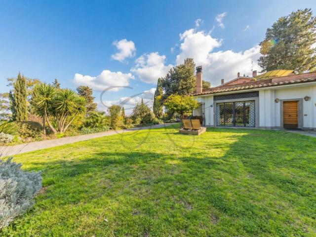 Villa a Vigna Clara: il Prestigio di Vivere nel Verde della Città