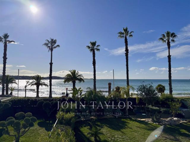 Villa à 50 mètres de la plage, vue panoramique et port à pie. 165m² Bandol