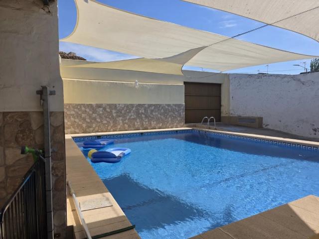 Villa adosada de lujo de 5 habitaciones con piscina privada, suite híbrida solar y spa en venta en Isso Albacete, España
