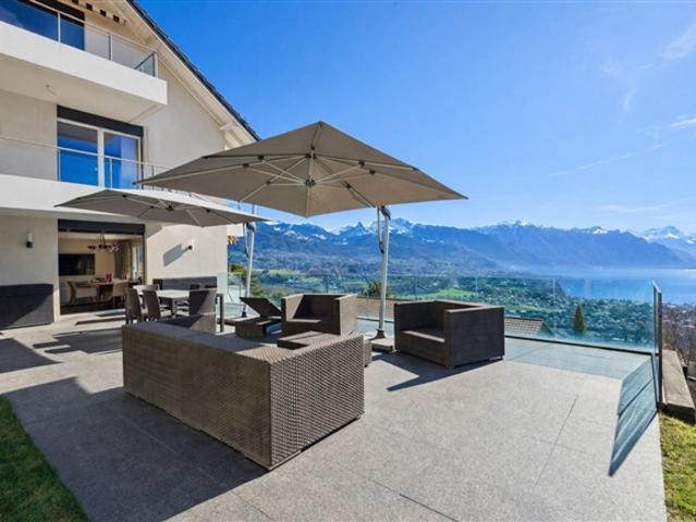 Villa ähnliches Doppelhaus mit atemberaubendem Seeblick