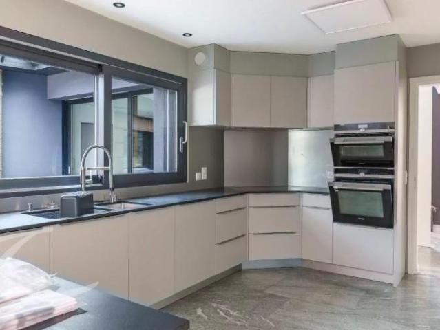 Villa am Wasser mit 7.585 m² Grundstück