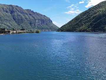 Villa am See mit privatem Bootsanleger