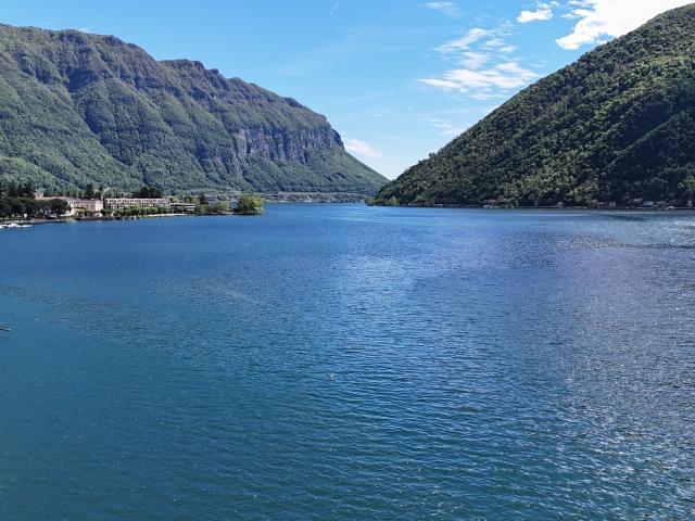 Villa am See mit privatem Bootsanleger