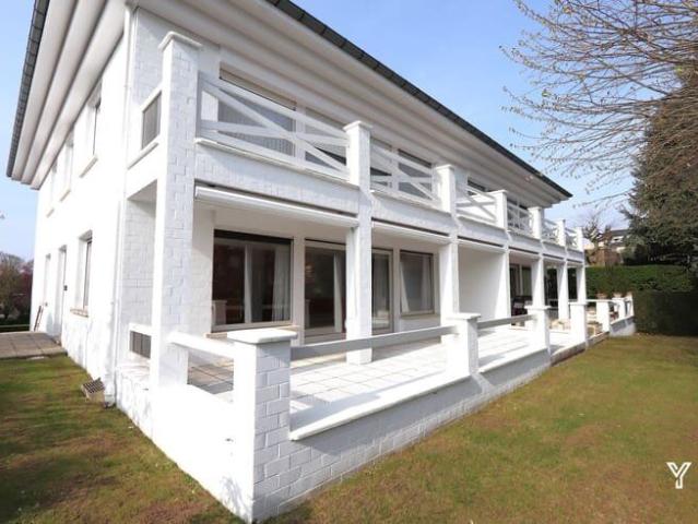 VILLA APPARTEMENT MET TUIN EN DUBBELE GARAGE