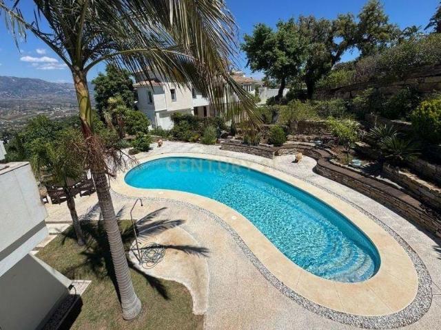 Villa arquitectónica de gran presencia en La Mairena con vistas panorámicas a la montaña