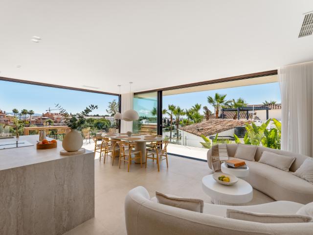 Villa arquitectónica moderna con terrazas en la azotea y vistas panorámicas Nueva Andalucía