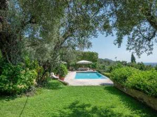Villa arredata con terrazzo Camaiore paese