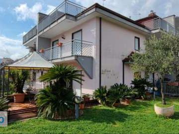 Villa arredata con terrazzo Centro