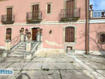 Villa arredata con terrazzo Centro