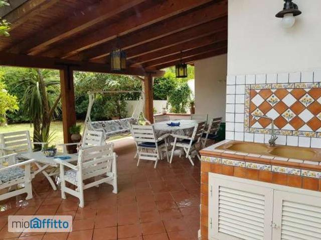 Villa arredata con terrazzo Centro
