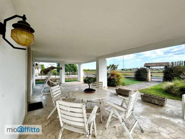 Villa arredata con terrazzo Centro