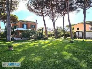 Villa Indipendente in affitto a Lido Dei Pini - Giardino