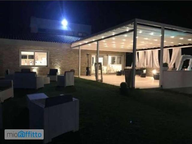 Villa arredata con terrazzo Fondi