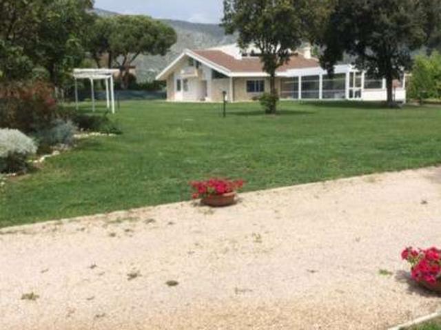 Villa arredata con terrazzo Fondi