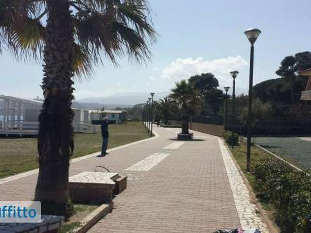 Villa arredata con terrazzo Montepaone lido
