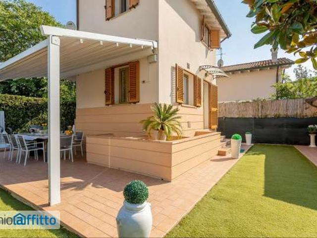 Villa arredata con terrazzo Pietrasanta