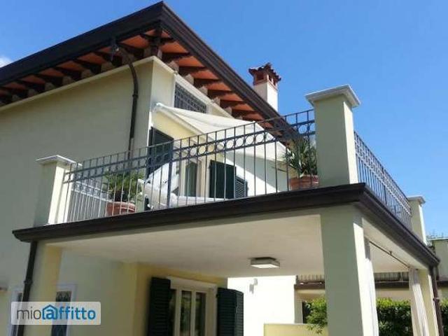 Villa arredata con terrazzo Pietrasanta