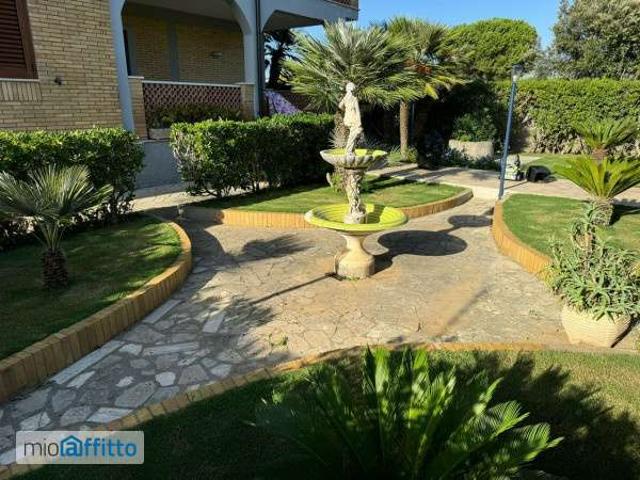 Villa arredata con terrazzo Terracina