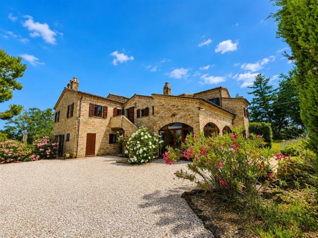 Villa attualmente operativa come hotel con licenza 500m² Fratte Rosa