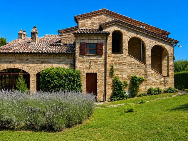 Villa attualmente operativa come hotel con licenza 500m² Fratte Rosa