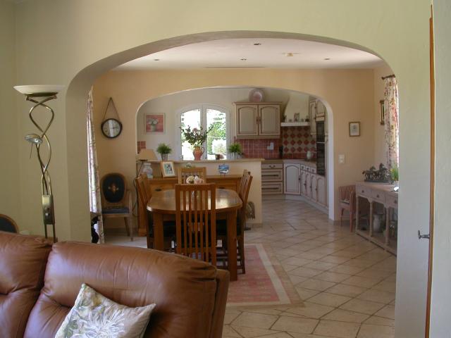 VILLA AU COEUR D'UN JARDIN DE 2 180 m2 AVEC PISCINE & GARAGE