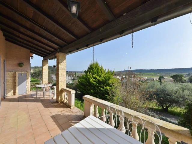 Villa avec gîte et vue splendide à quelques km d'Uzès!