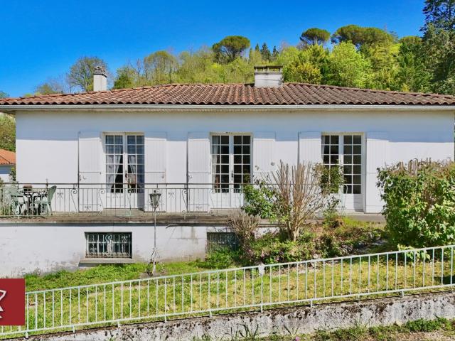 Villa avec grand garage et jardin