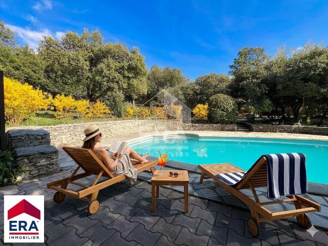 Villa avec jardin et piscine