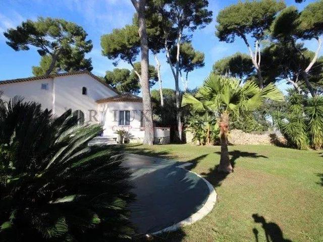 Villa avec jardin plat et vue sur la mer au Cap d'Antibes 250m² Antibes