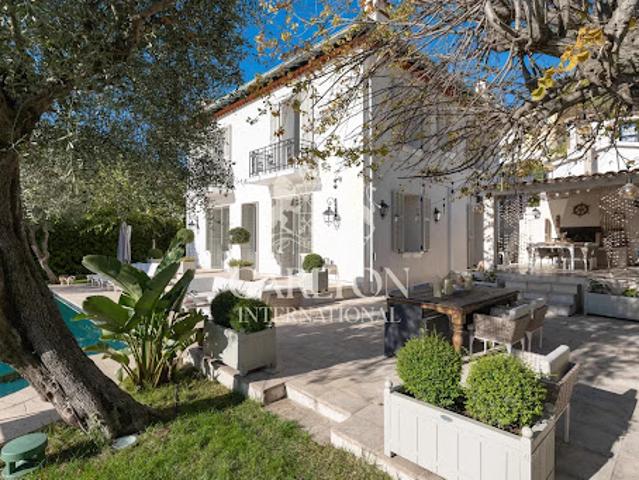 Villa avec piscine en bord de mer