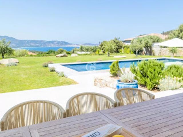 Villa avec piscine en bord de mer