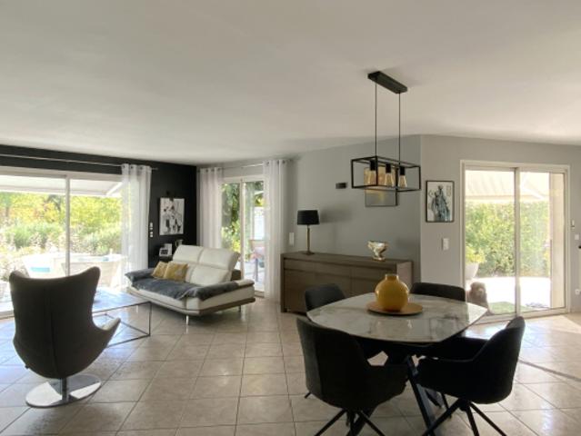 Villa avec piscine aux portes d'un village avec commerces, à