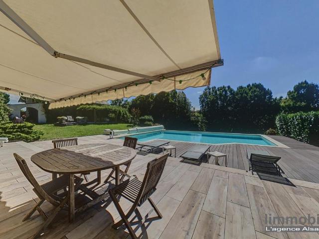 VILLA AVEC PISCINE AU CALME