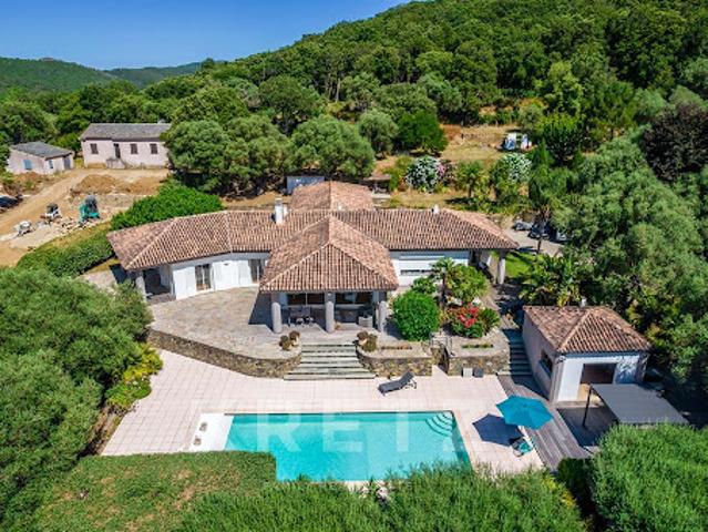 Villa avec piscine en bord de mer
