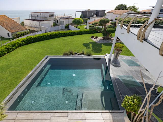 Villa avec piscine en bord de mer