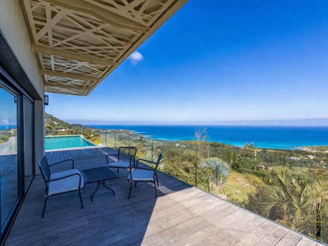 Villa avec piscine en bord de mer