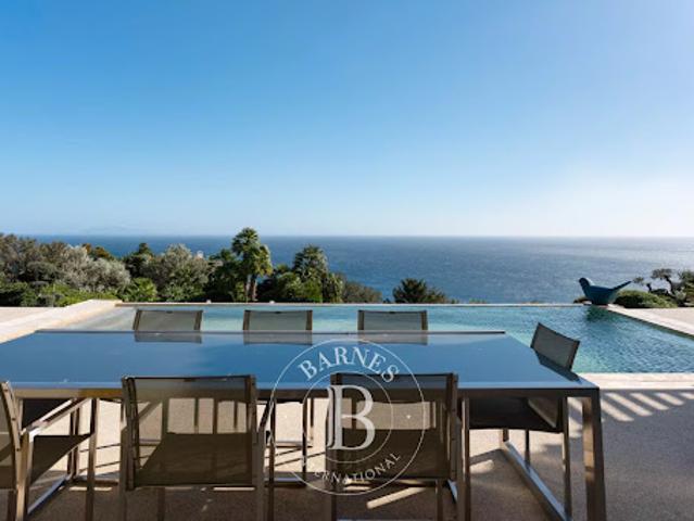 Villa avec piscine en bord de mer