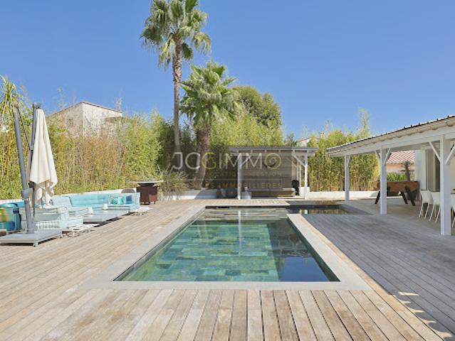 Villa avec piscine et jardin