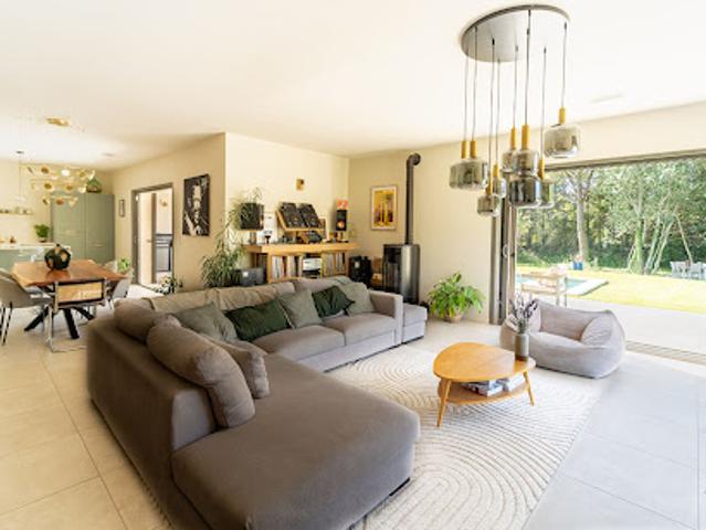 Villa avec piscine et jardin