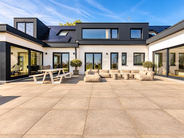 Villa avec piscine et terrasse
