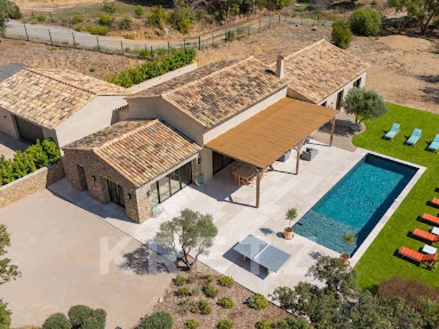 Villa avec piscine en bord de mer