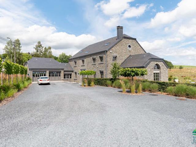 Villa avec piscine et terrasse