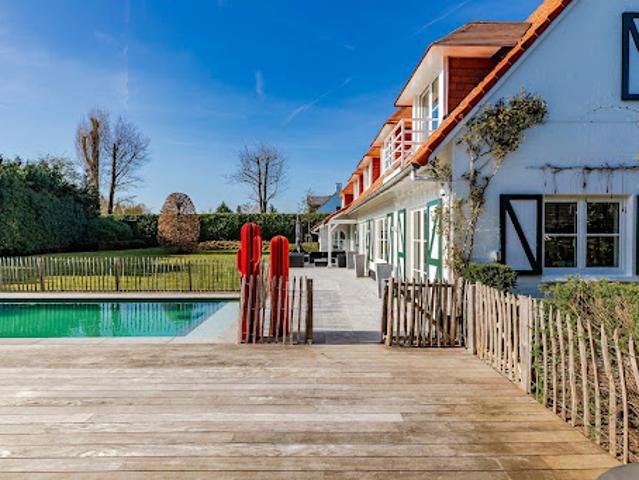 Villa avec piscine et terrasse
