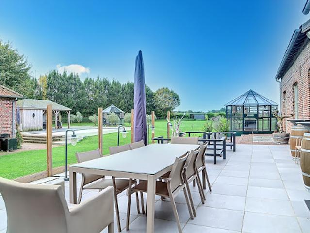 Villa avec piscine et terrasse